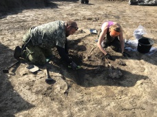David Galia (SZM) a Markéta Rušarová (VMJ) při preparování jednoho z hrobů jámové kultury na mohyle  Ciurari 1. (foto M. Piętoň)