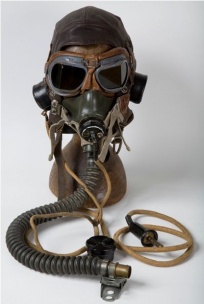 Letecká kukla s dýchačem a brýlemi, patřila příslušníku RAF Ladislavu Valouškovi