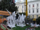 Osazení střechy Historické výstavní budovy sousoším Pegasů