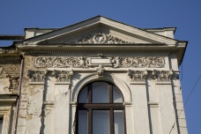 Historická výstavní budova - detail poškození 2