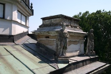 Historická výstavní budova - detail poškození plastické výzdoby