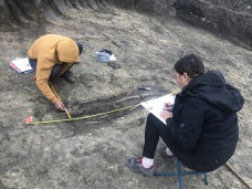 Rumunští kolegové Lavinia Grumeza (Institute of Archaeology Iași) a Gică Nistor (Muzeum Flămânzi) při dokumentaci hrobu z mladší doby železné na mohyle Ciurari 1. (foto M. Piętoň)