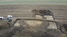 Celkový pohled z dronu na dosud odkryté části mohyly  Ciurari 1. (foto A. Kovacs)