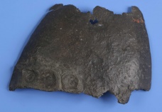 Fragment železné přilby
