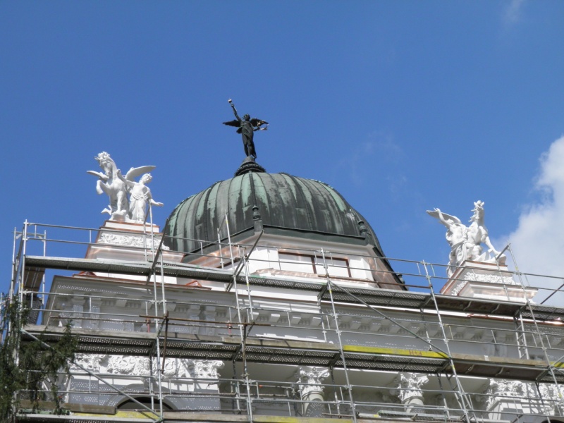 Dvojice Pegasů na střeše